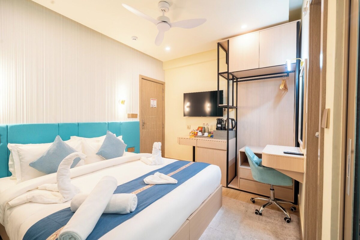 Deluxe Double or Twin Room, Balcony, Courtyard View | In-room safe, desk, laptop workspace, blackout drapes