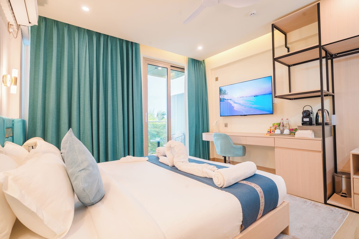 Deluxe Premium Seaview with Balcony | In-room safe, desk, laptop workspace, blackout curtains