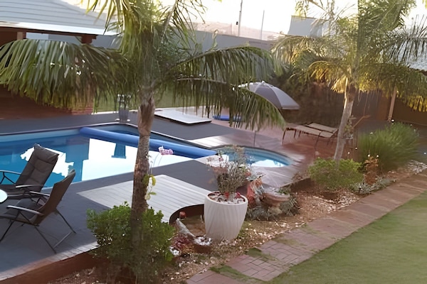Piscina externa, guarda-sóis, espreguiçadeiras