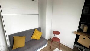Living area - STYLISH 15M² STUDIO IN THE PRESTIGIOUS 7TH ARRONDISSEMENT (Paris)