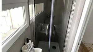 Bathroom - STYLISH 15M² STUDIO IN THE PRESTIGIOUS 7TH ARRONDISSEMENT (Paris)