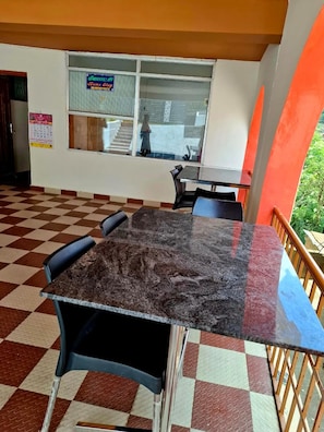 Un suelo a cuadros, una mesa de mármol y una ventana con un letrero.