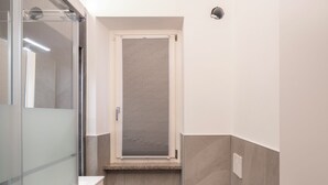 A compact bathroom with a toilet, bidet, and a glass shower enclosure. - Borgo Il Castello, Elsa Apartment (Montichiari)