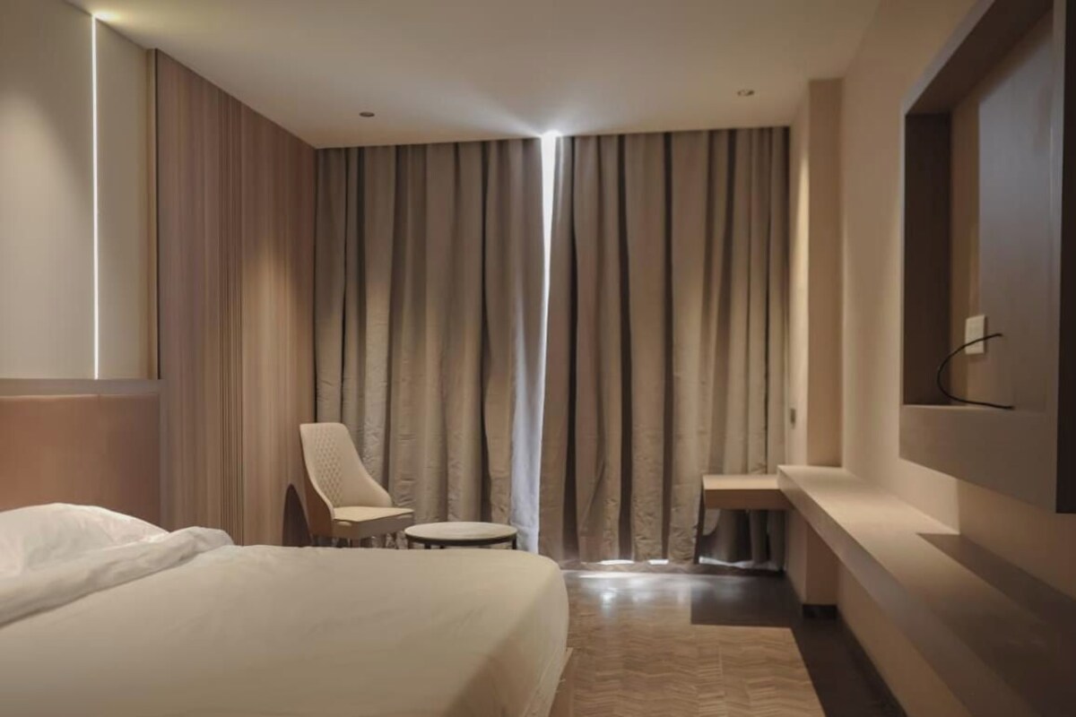 Deluxe Room, Mountain View | Blackout drapes, soundproofing, iron/ironing board, WiFi (free)