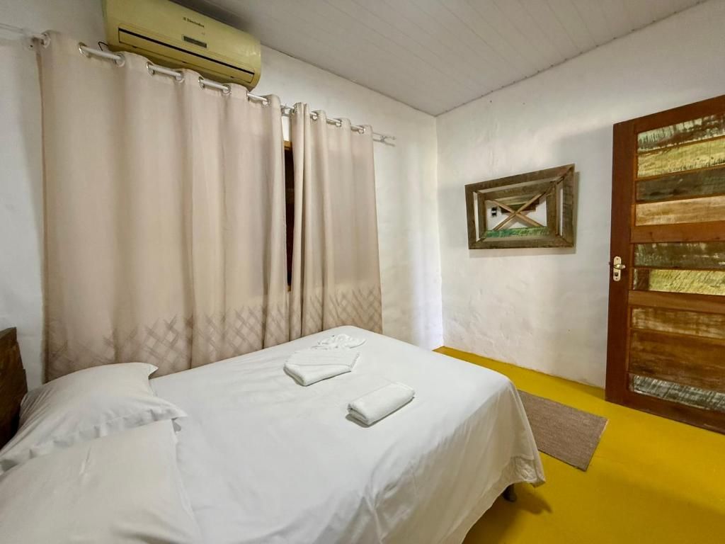 Una habitación con cama, puerta y aire acondicionado.