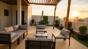 Outdoor dining - 2-bedroom 1A apartment in peaceful Dakar with AC, Sauna,WiFi and Fitness Room (Dakar)