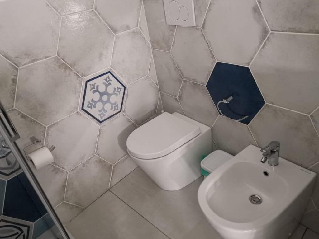 Un bagno con il water, bidet e lavandino.
