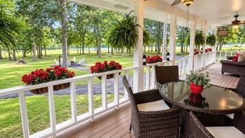 屋外ダイニングエリア
