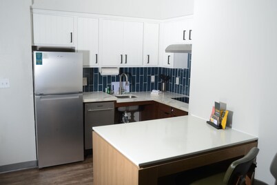 Accessible 1BR Suite | Pool, BBQ & Free Breakfast