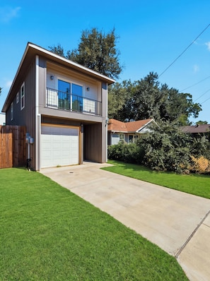 A two-story residential house with a garage, a visible number '2585' on the garage door, and a well-maintained lawn. - Modern City Retreat | 3BR + Garage (Dallas)