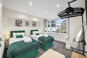 Unclassified image, 3 of 36, button - Stylish 5BR Oxford Cooper House,Sleep 11, Parking (Oxford)