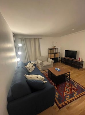 Living area - CHARMING 26M² APARTMENT WITH OPEN KITCHEN & MEZZANINE BEDROOM (Paris)
