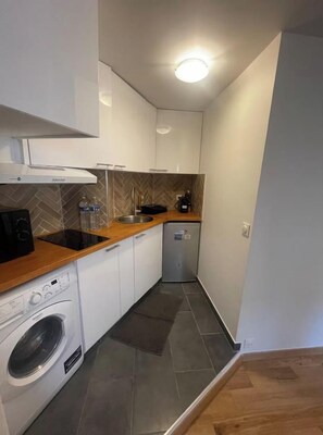 Private kitchen - CHARMING 26M² APARTMENT WITH OPEN KITCHEN & MEZZANINE BEDROOM (Paris)