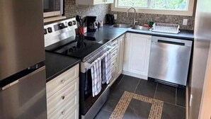 Private kitchen - Beaver Creek Chalet | 1 Bedroom | Sleeps 6 | Pet Friendly (Alberni-Clayoquot)