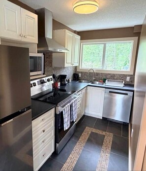 Private kitchen - Beaver Creek Chalet | 1 Bedroom | Sleeps 6 | Pet Friendly (Alberni-Clayoquot)