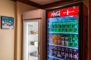 En automattankstation med ett urval av drycker och ett kylskåp med snacks.