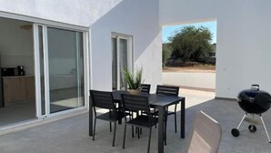 Outdoor dining - Vrbo Property (Santa Catarina da Fonte do Bispo)