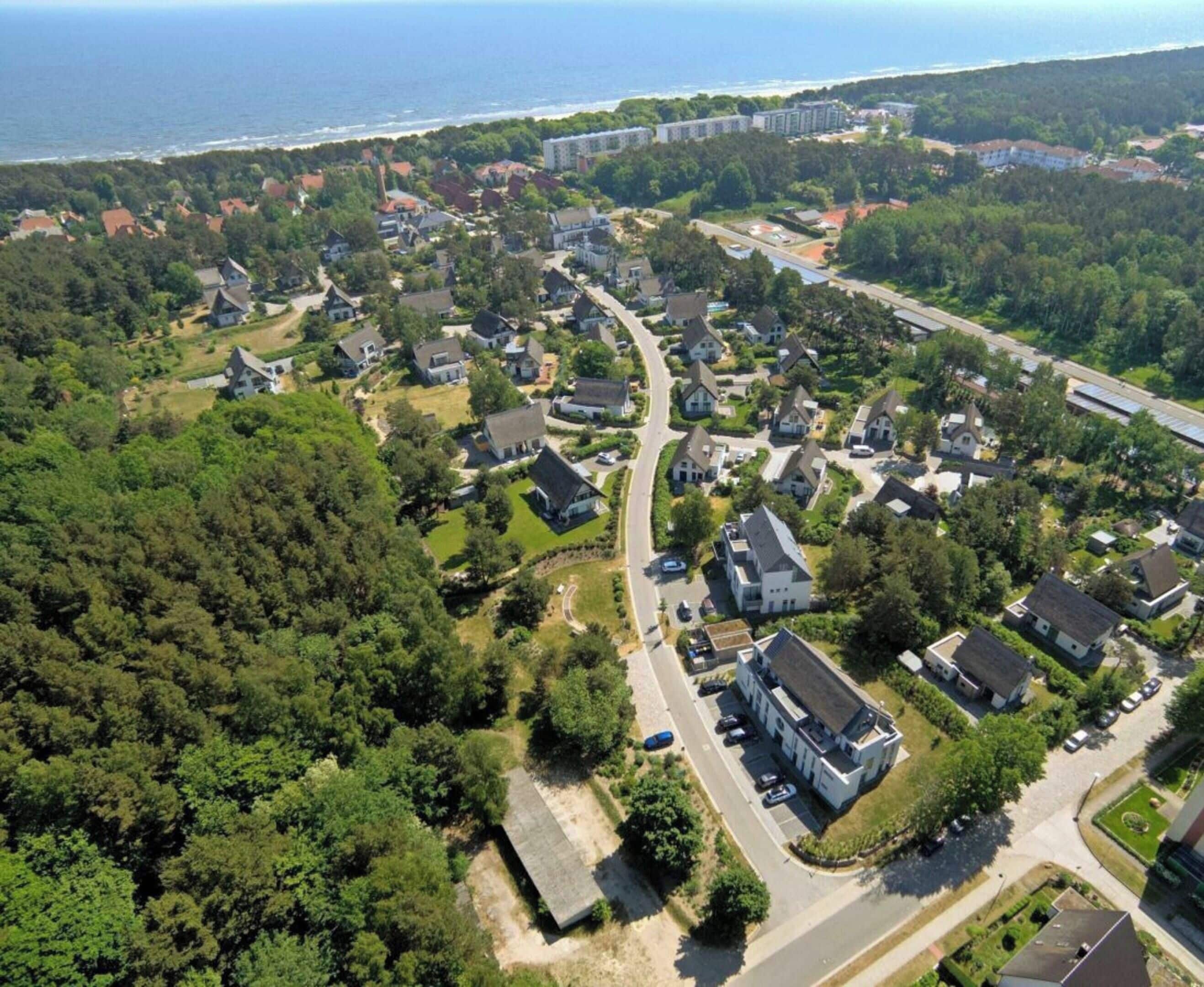 Zona residencial con casas, carreteras y una costa.