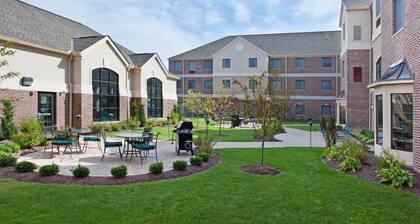 1BR Queen Suite w/ Free Daily Breakfast + Pool