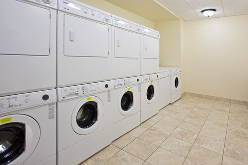 Accessible 1BR Suite w/ Roll-In Shower + Breakfast