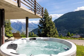 Bañera de hidromasaje al aire libre