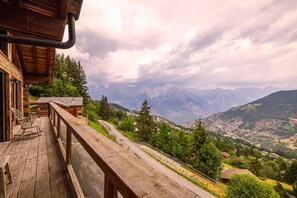 A wooden deck with a view of a mountainous landscape. - Chalet Big Bear - Five Bedroom Chalet, Sleeps 10 (Riddes)