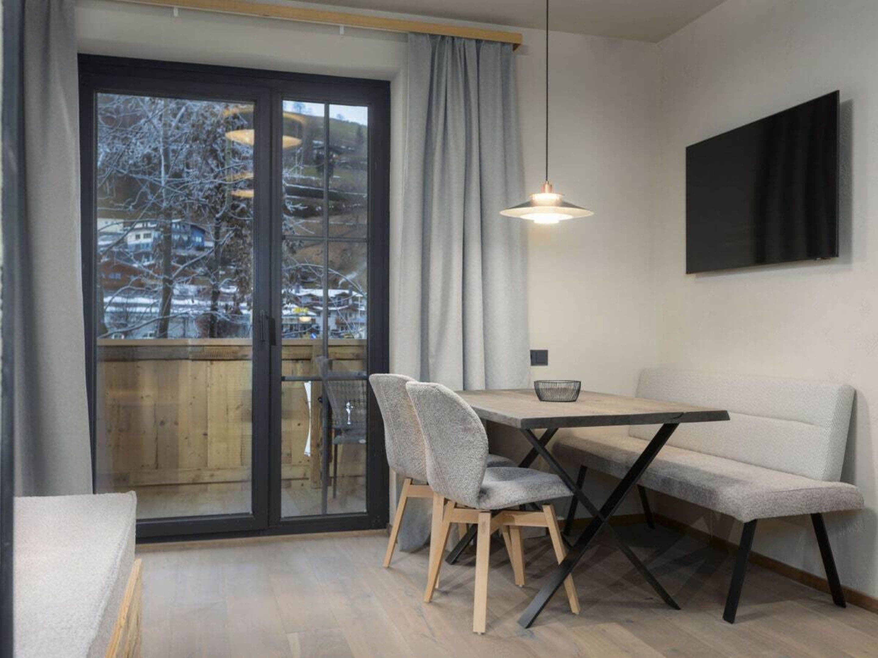 Un comedor moderno con una mesa, sillas y un banco.