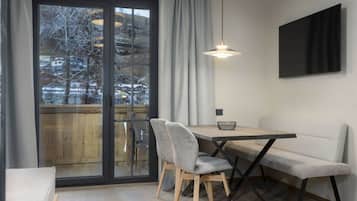 Un comedor moderno con una mesa, sillas y un banco.