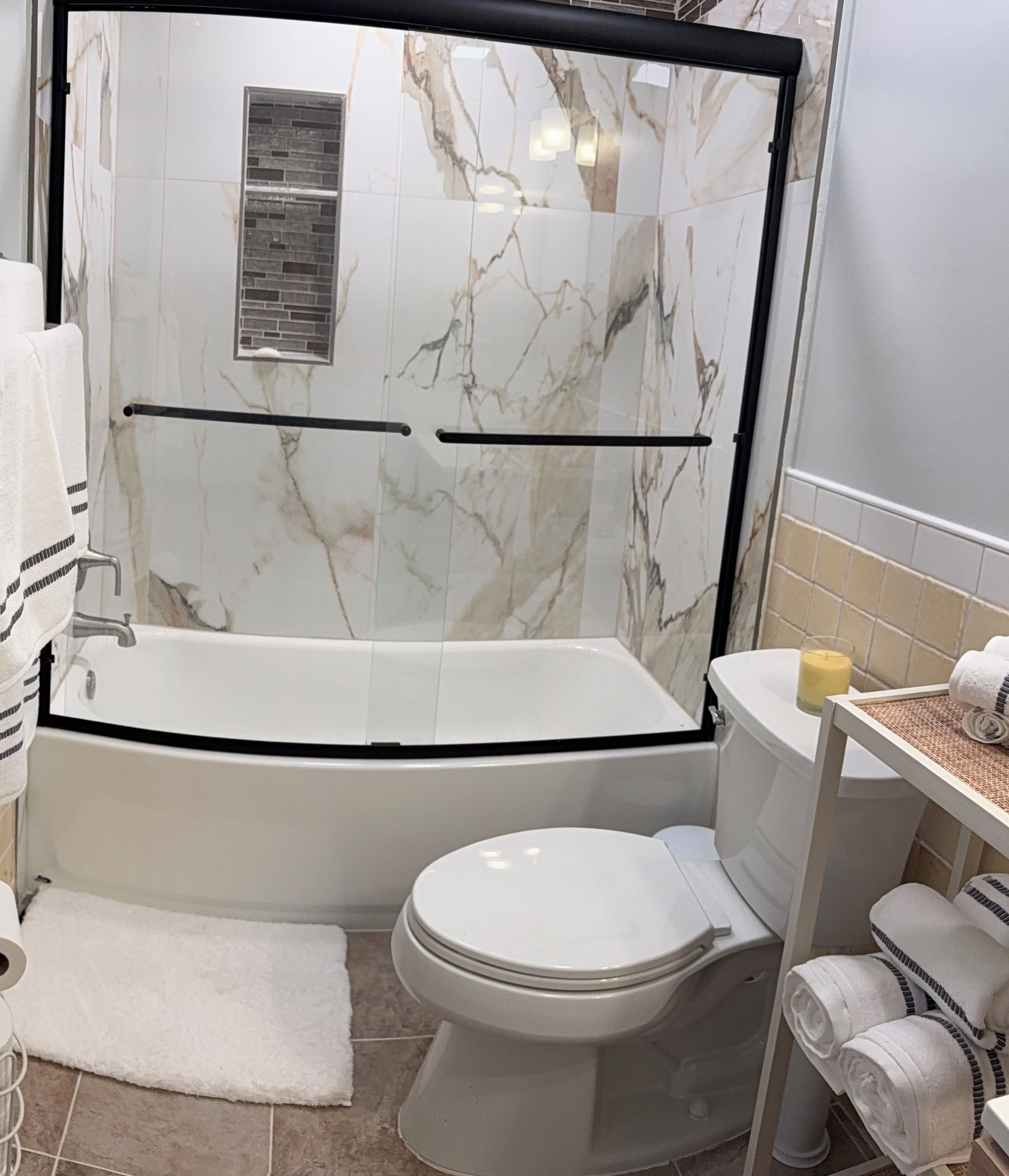Un baño con bañera, inodoro y cabina de ducha.