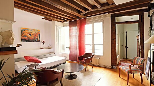 Living area - BEAUTIFUL 2-ROOM APARTMENT IN THE HEART OF THE PRESTIGIOUS 6TH ARRONDISSEMENT (Paris)
