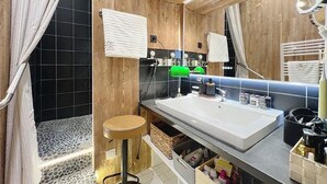 Hair dryer, towels, soap, toilet paper - Lovely 1-bedroom apartment in the 2nd district. The place to be in Lyon. (Lyon)