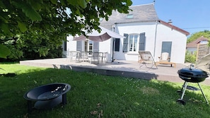 A house with a patio, outdoor furniture, and a barbecue grill. - Charming 2-bedroom house in the Baie de Somme (Noyelles-sur-Mer)