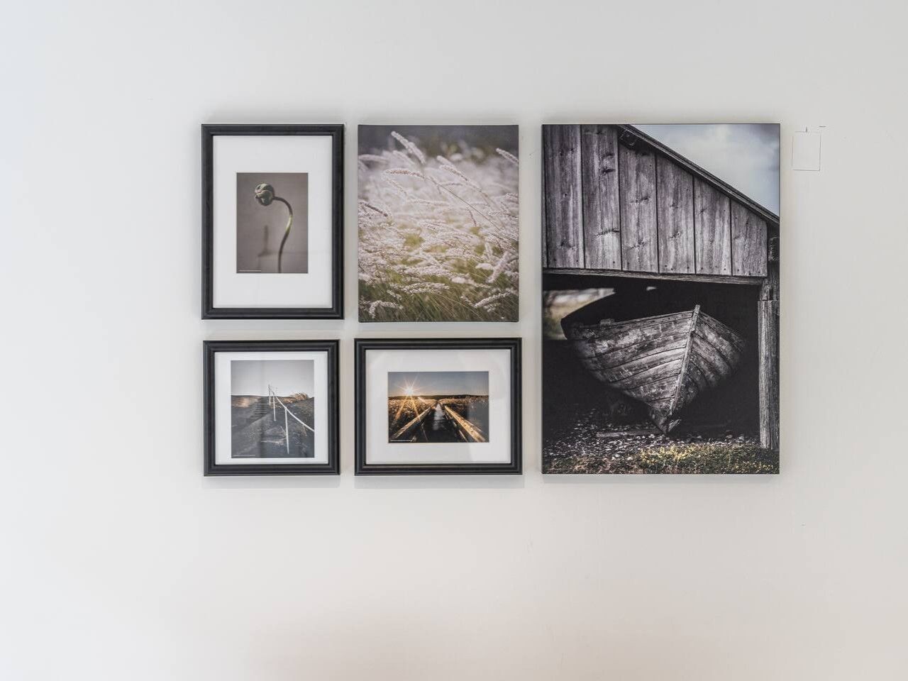 Una pared con seis cuadros enmarcados.