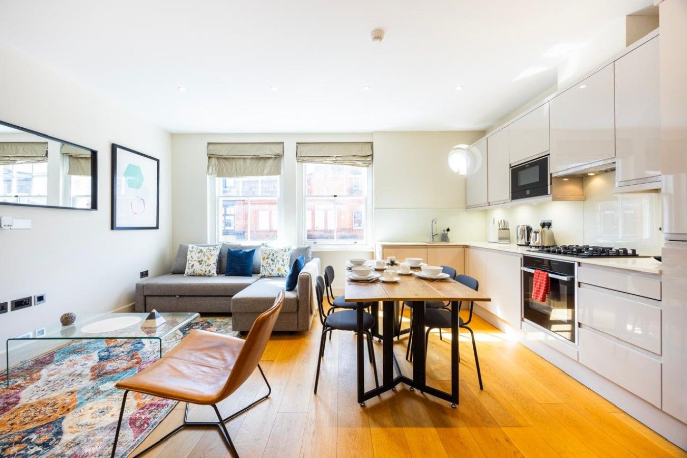 Eine moderne Wohnung mit Essbereich, Küche und Wohnraum.