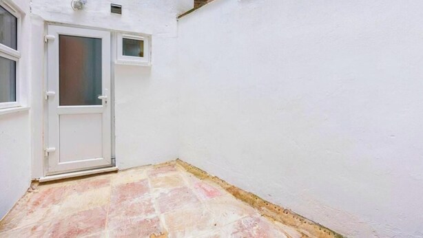 A white-walled room with a tiled floor and a door. - Stylish 3BR | 3 En-Suite Showers | Sleeps 8 (Greater London)