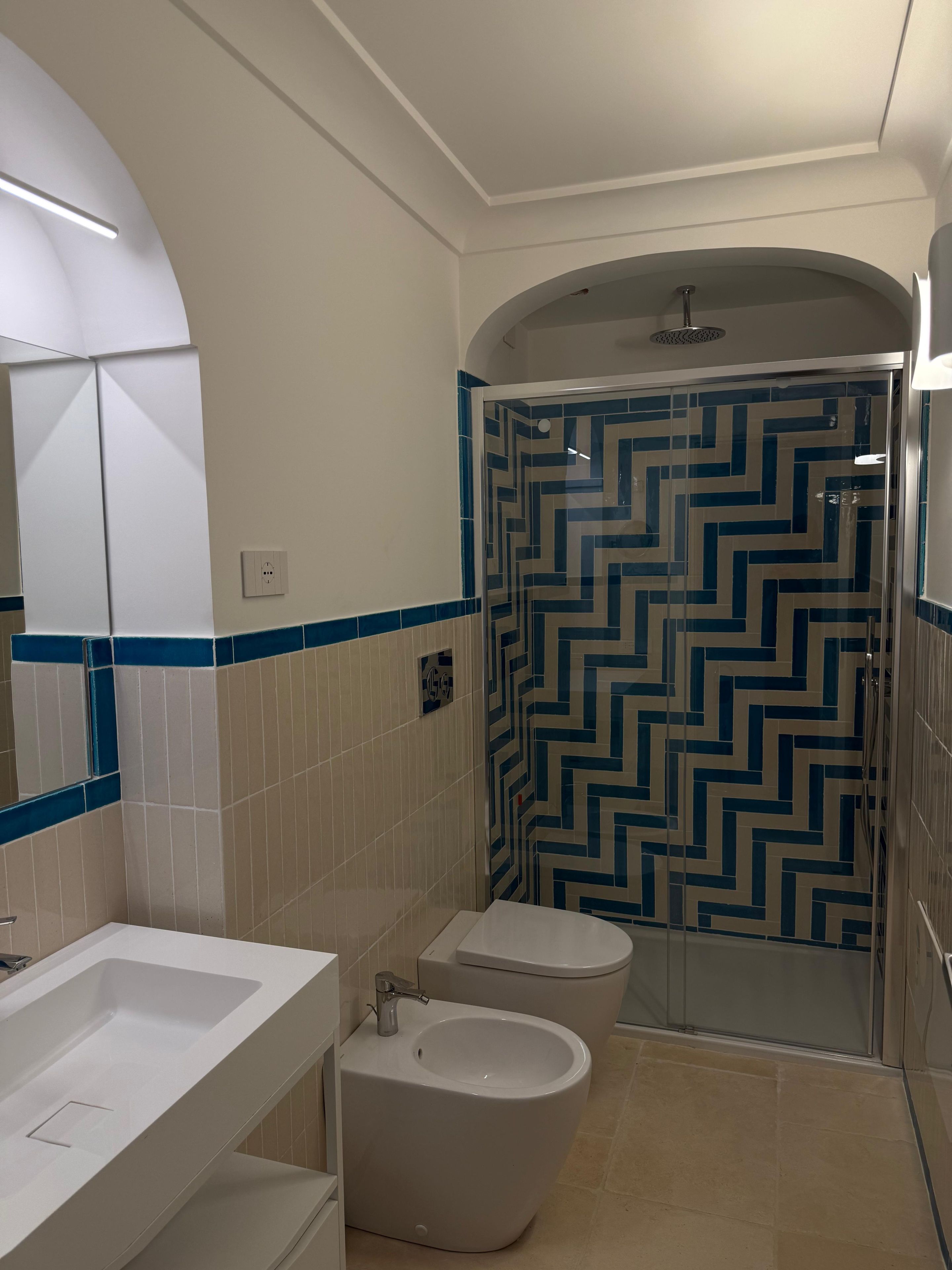 Un baño con ducha, un bidé y un inodoro.