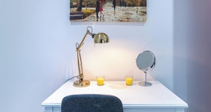 A white desk with a desk lamp, a mirror, and two glasses of orange juice. - Stylish 3BR | 3 En-Suite Showers | Sleeps 8 (Greater London)