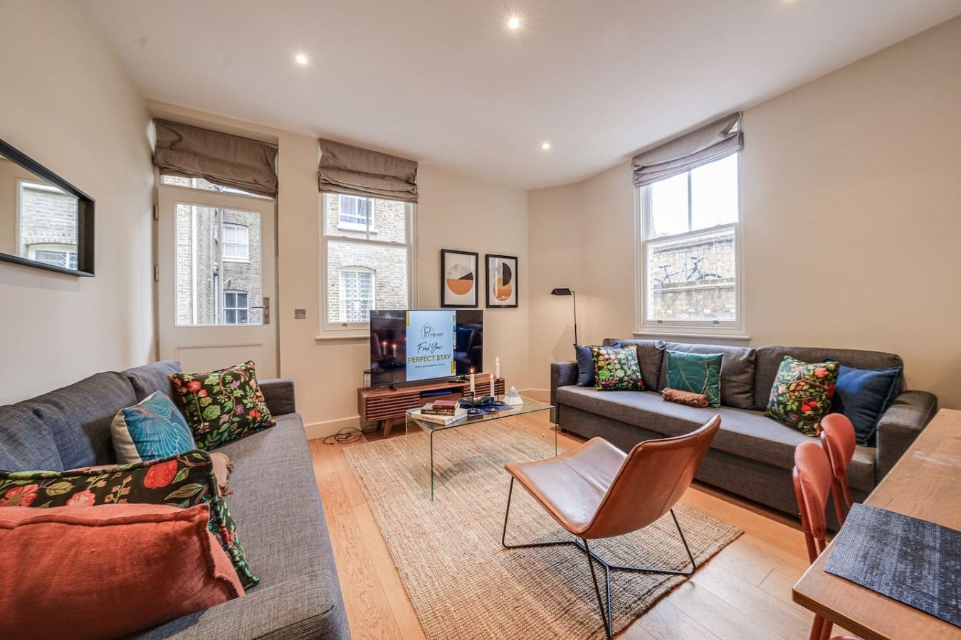 Una sala moderna con un conjunto de sofá, una mesa de centro y un televisor.