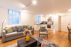 A modern apartment with a living room, a dining area, and a kitchen. - Historic City of London Gem | 1 Min to Cannon St (Greater London)