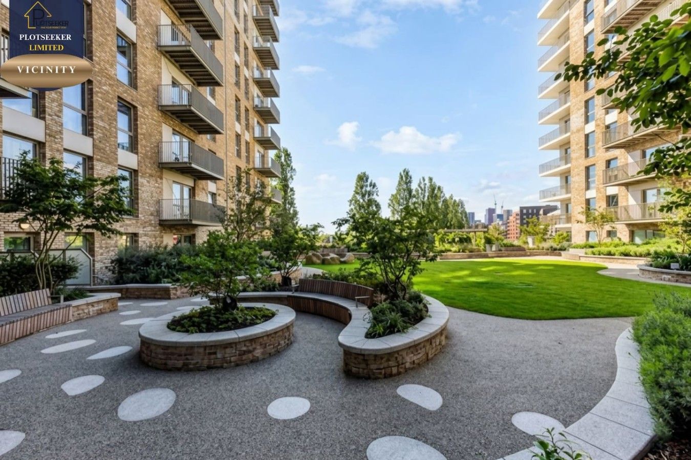 Un moderno complejo de apartamentos con varios balcones, jardines ajardinados y un cielo despejado.