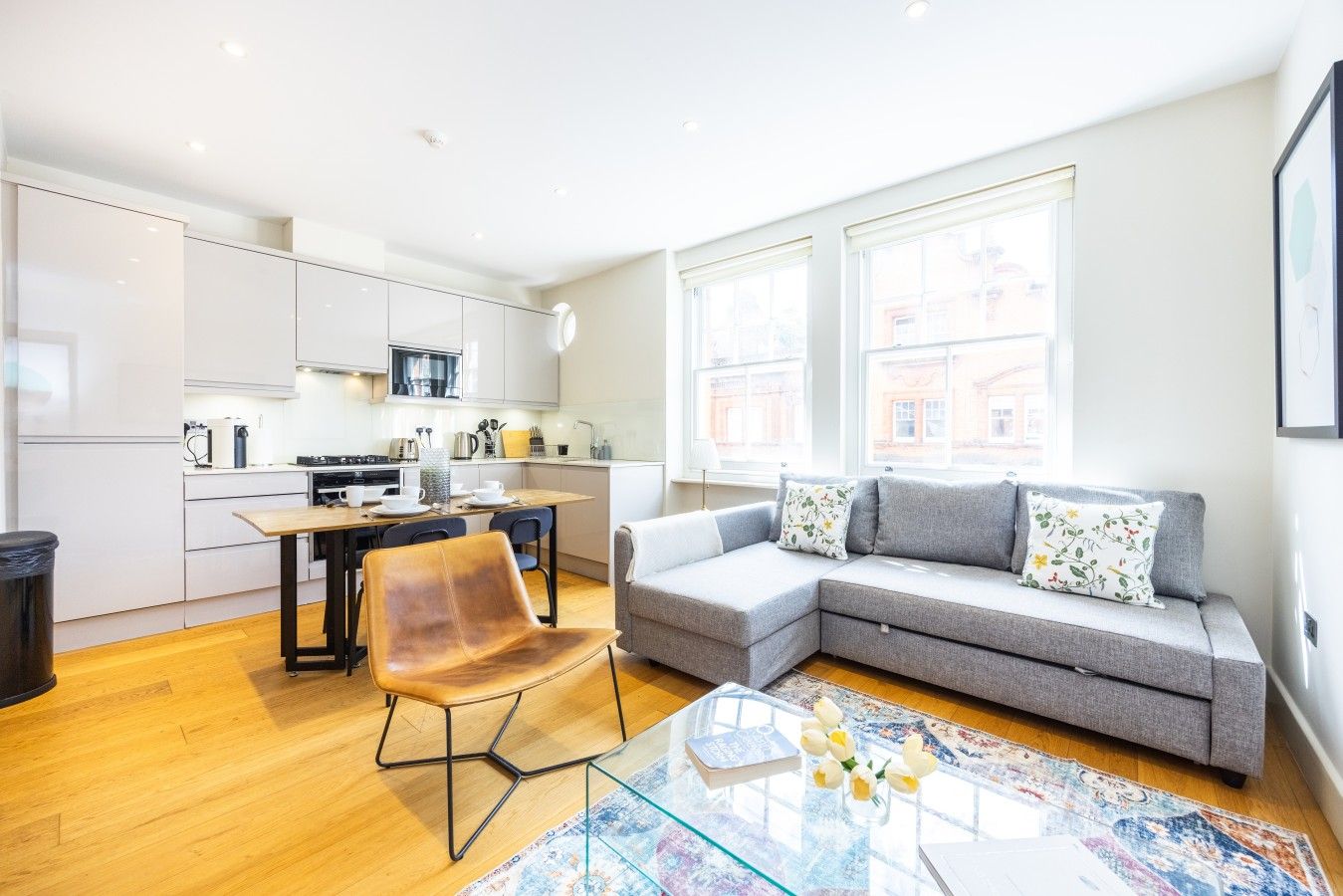 Un apartamento moderno con cocina, comedor y sala de estar.