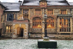A historic building with a stone facade, arched windows, and a prominent clock tower. - Farringdon Entire Building | 4BR | Sleeps 18 (Greater London)