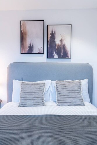 Farringdon Entire Building | 4BR | Sleeps 18