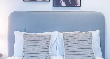Farringdon Entire Building | 4BR | Sleeps 18