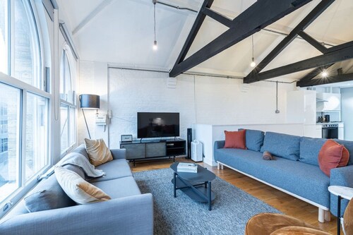 Farringdon Entire Building | 4BR | Sleeps 18