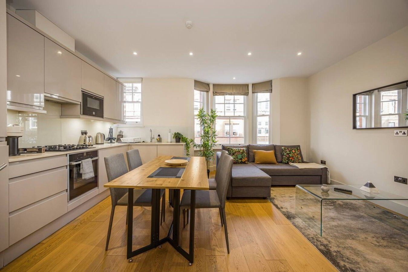 Eine moderne Wohnung mit Küche, Essbereich und Wohnzimmer.