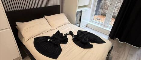 WiFi, bed sheets