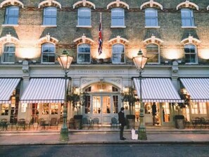 A historic building with a classic facade, a prominent entrance, and a flag. - Fitzrovia 1BR Retreat | Near Soho & Tube-7 (Greater London)