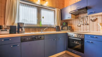 Una cocina compacta equipada con lavavajillas, horno y microondas.