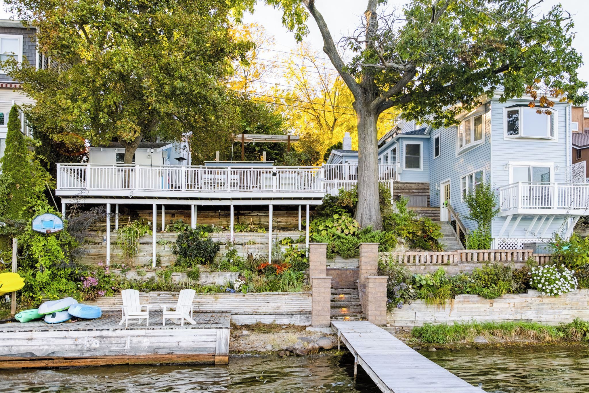 Une propriété située au bord de l’eau, dotée d’un quai, d’un espace extérieur aménagé pour s’asseoir et d’une terrasse couverte.